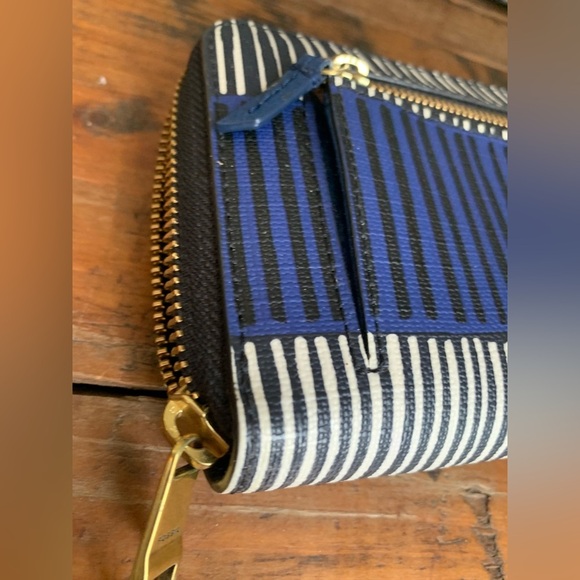 Fossil Emma Tote with matching wallet
Blue and brown pattern - Picture 15 of 16